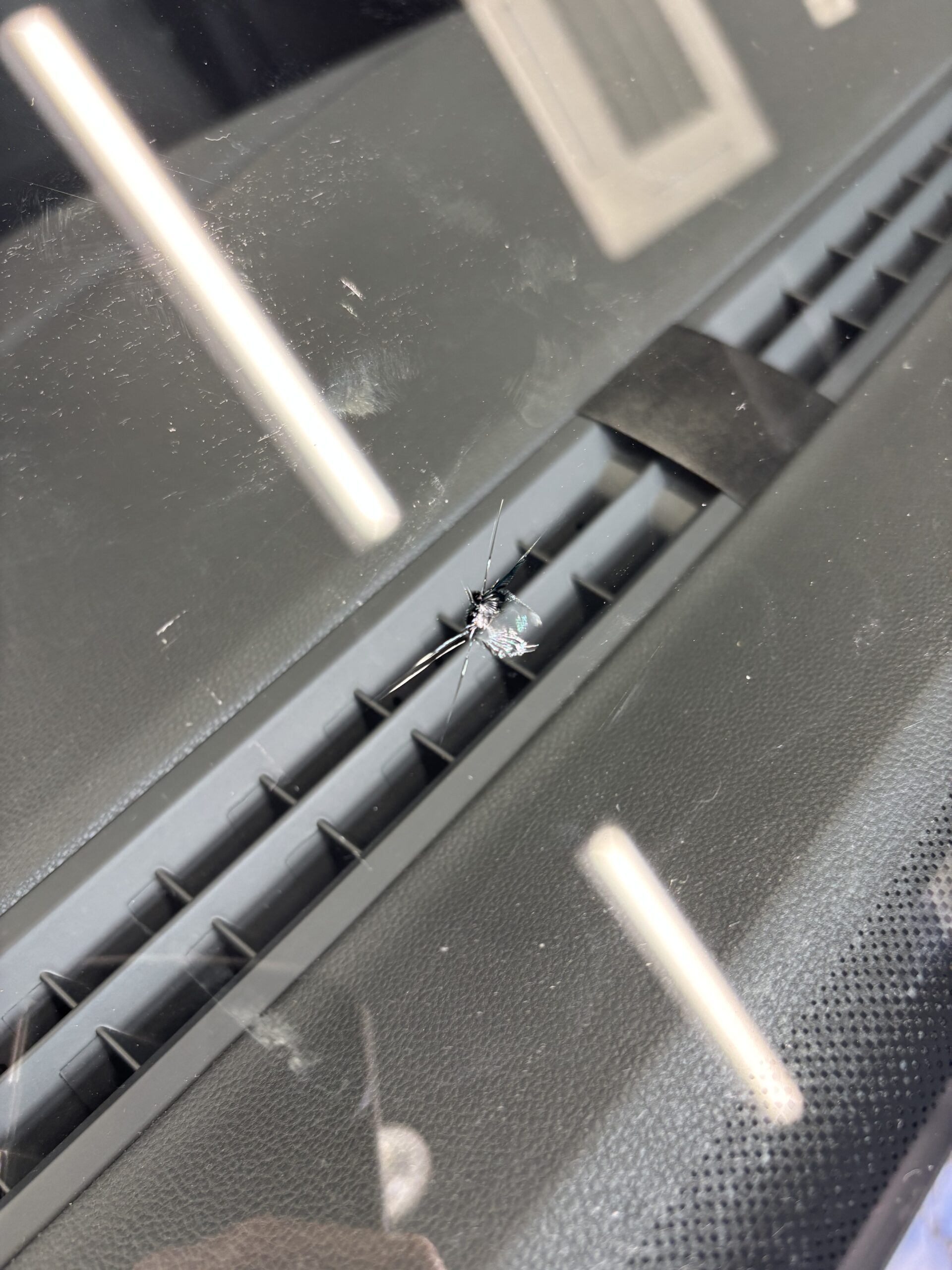 フロントガラス大きなヒビ割れ - 宇都宮カービソー カーコーティング